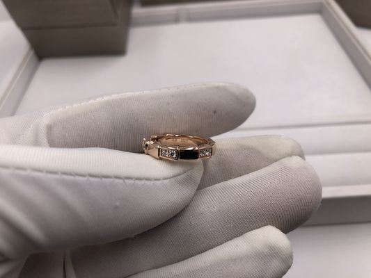 Trang sức thủ công tùy chỉnh với cắt kim cương và khắc cá nhân hóa cho thiết kế sang trọng độc đáo