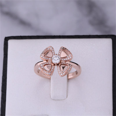 Chất lượng Nhẫn hoa tình yêu La Mã Fiorever 18 kt Bộ nhẫn vàng hồng 18 kt với một viên kim cương trung tâm và kim cương pavé nhà máy