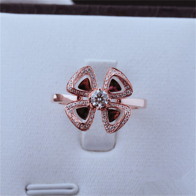 Chất lượng Nhẫn hoa tình yêu La Mã Fiorever 18 kt Bộ nhẫn vàng hồng 18 kt với một viên kim cương trung tâm và kim cương pavé nhà máy