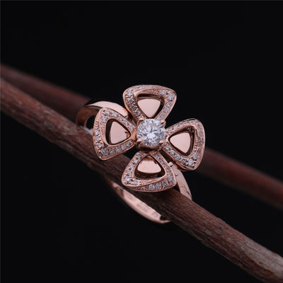 Chất lượng Nhẫn hoa tình yêu La Mã Fiorever 18 kt Bộ nhẫn vàng hồng 18 kt với một viên kim cương trung tâm và kim cương pavé nhà máy